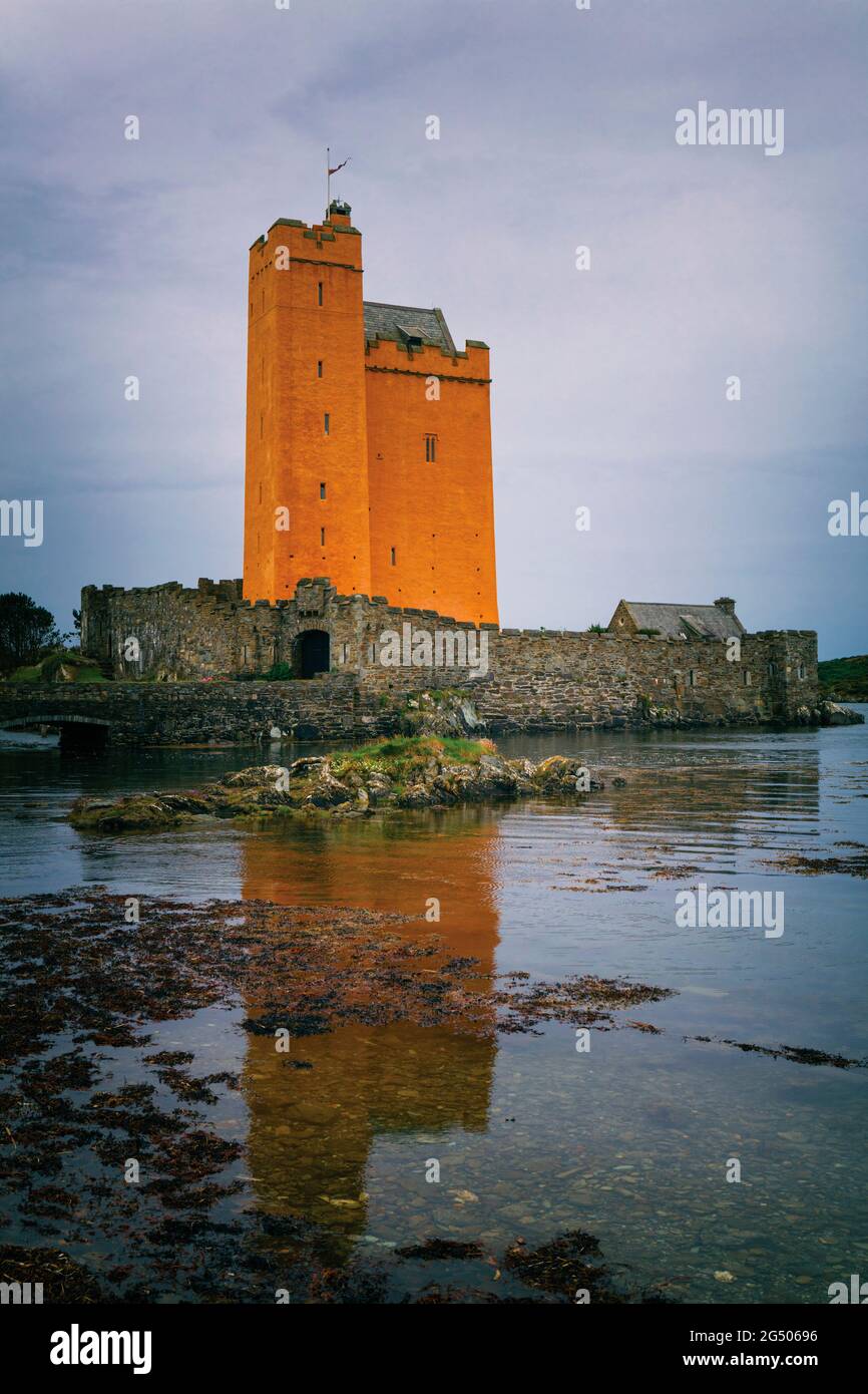 Castillo, en Roaringwater Kilcoe bahía cerca de Ballydehob, Condado de Cork, Irlanda. El castillo fue construido originalmente en el siglo XV y, más recientemente, resto Foto de stock