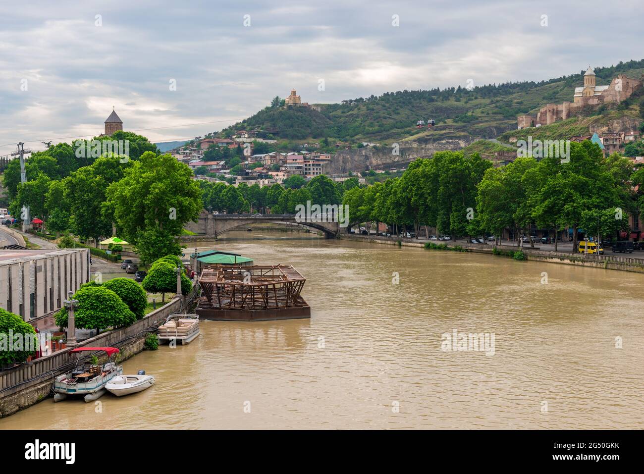 Tbilisi, Georgia. Hermosa imagen del paisaje urbano del casco antiguo de verano. Foto de stock