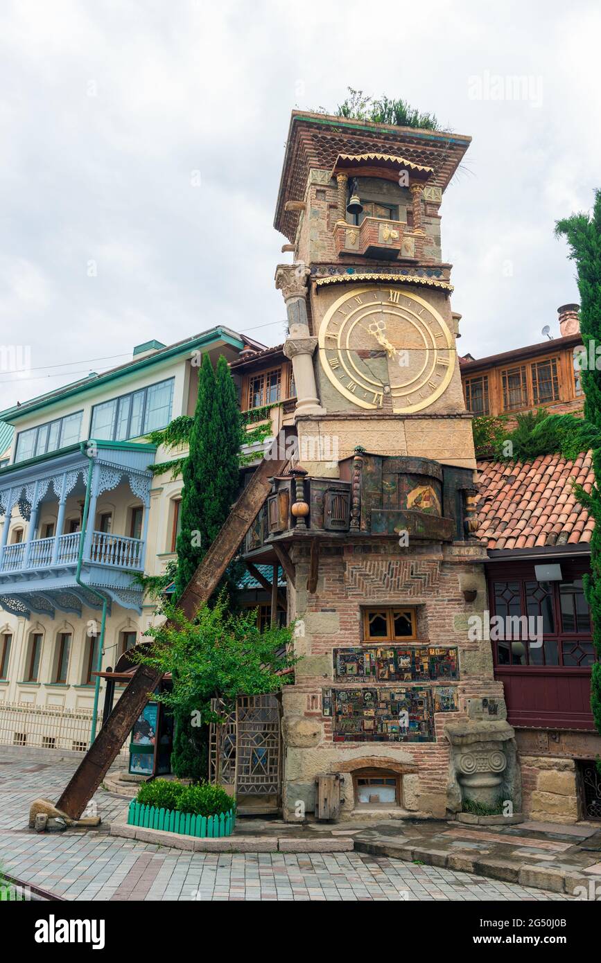 Hermosa Torre del Reloj del teatro de marionetas Rezo Gabriadze en el centro histórico de la antigua Tbilisi, Georgia Foto de stock