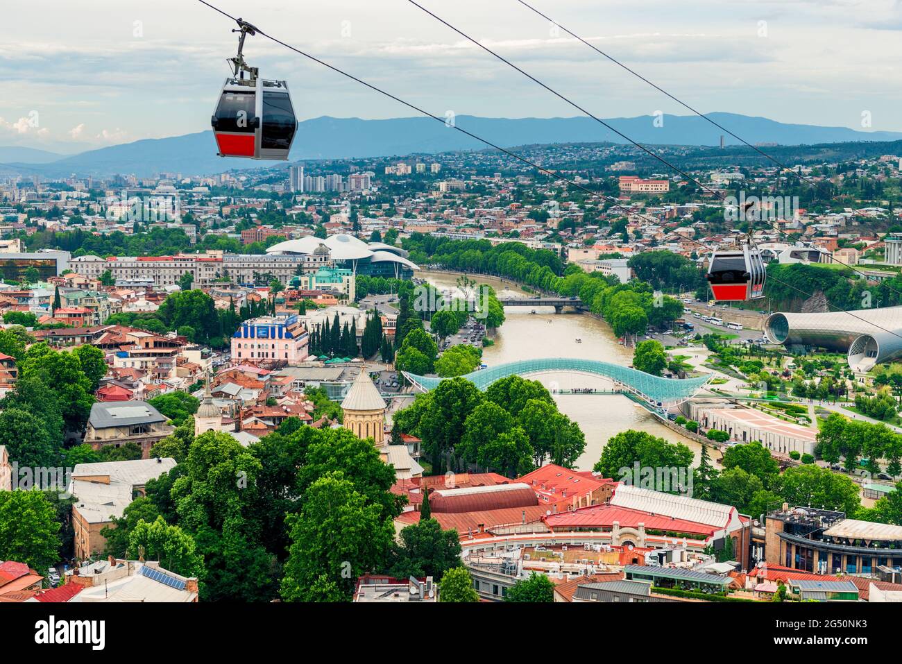 Vista del teleférico sobre Tbilisi Georgia Foto de stock