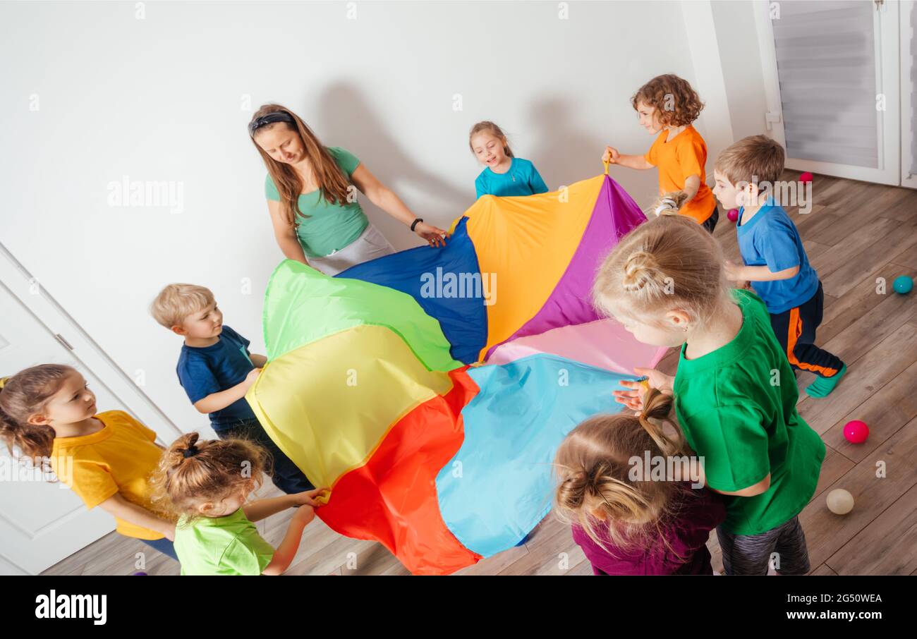 Kids parachute fotografías e imágenes de alta resolución - Alamy