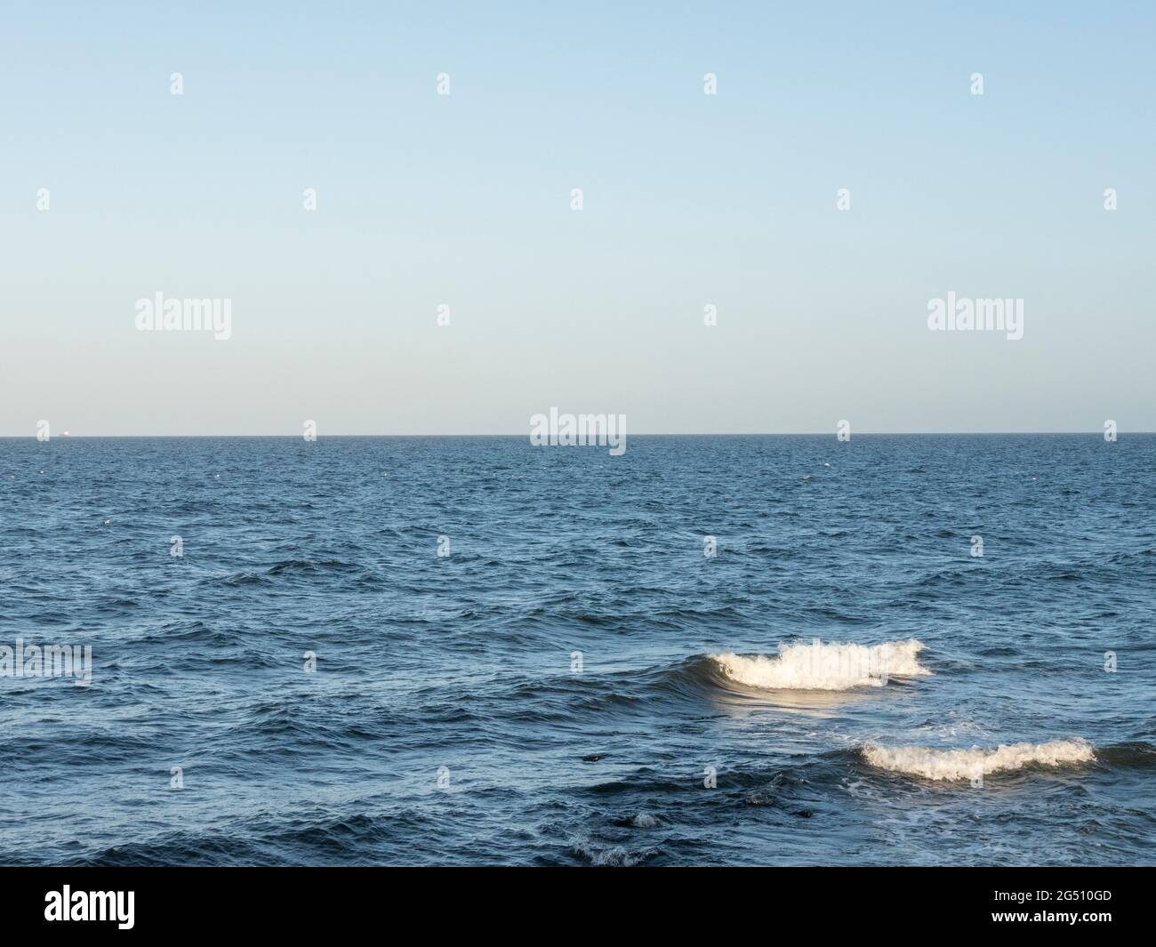 Wellen in der blauen Ostsee, Schleswig-Holstein Foto de stock