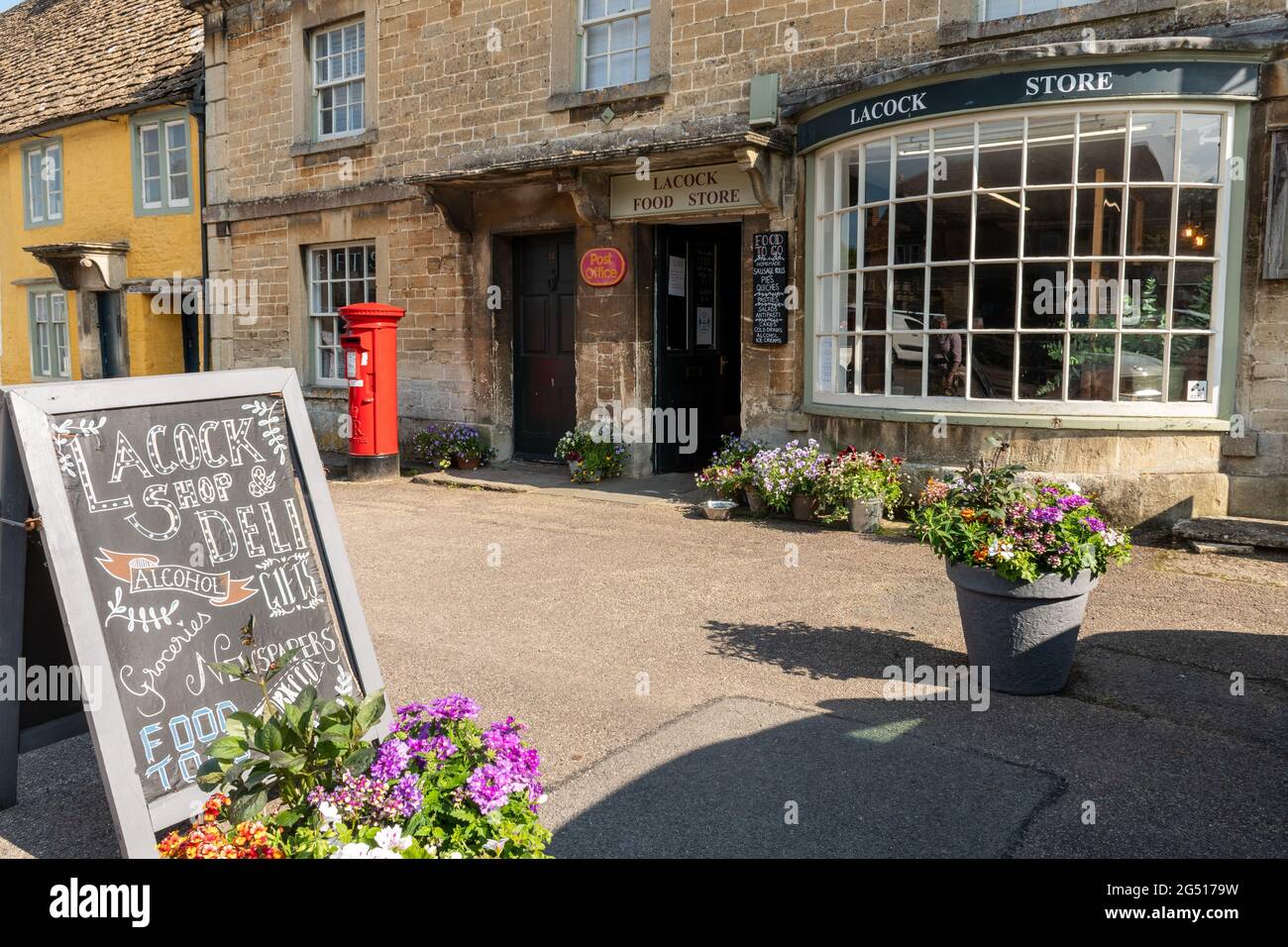 Lacock tienda de alimentos, una tienda tradicional en el encantador pueblo histórico de Wiltshire, Inglaterra, Reino Unido Foto de stock