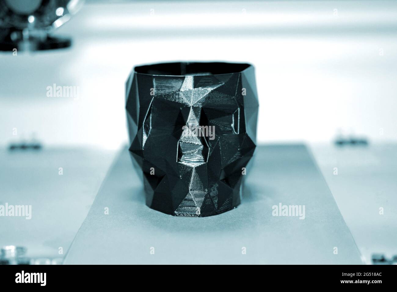 Objeto abstracto de un color negro impreso por la impresora 3D. Foto de stock