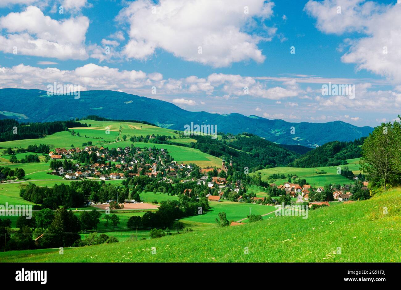 Vista distante de la ciudad de Sankt Peter, Baden-Wurttemberg, Alemania Foto de stock