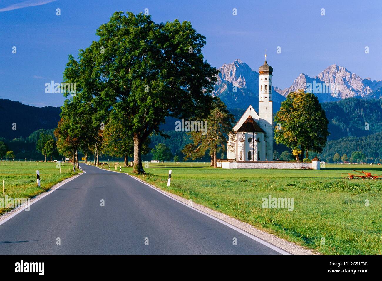 Paisaje con carretera e iglesia, Alemania Foto de stock