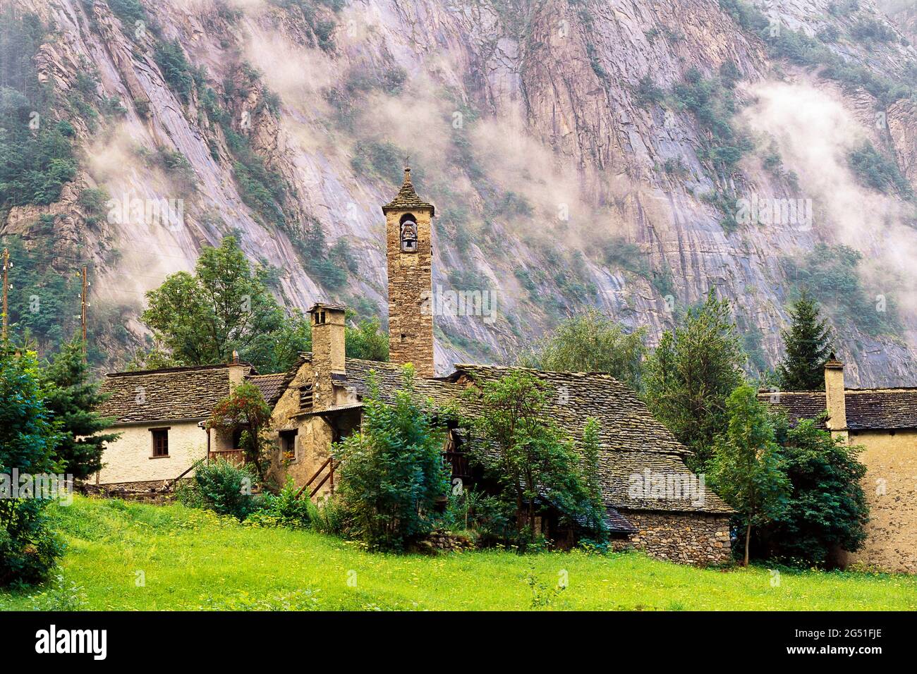 Vista de la iglesia de piedra en el valle, San Carlo, Valle Maggia, Cantón Ticino, Suiza Foto de stock