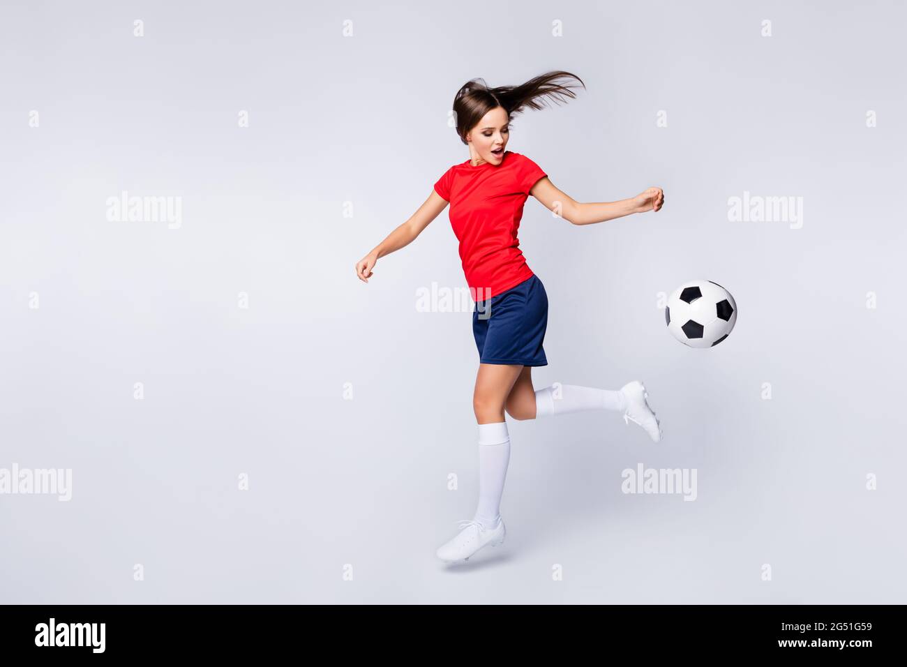 Perfil completo foto de cool joy air fly jugador fútbol ball ejercicio entrenamiento salto captura pase ropa de fútbol camiseta pantalón corto uniforme Fotografía de stock -