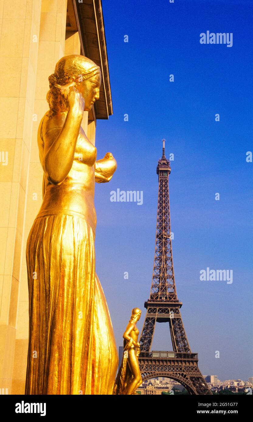 Torre Eiffel y estatuas doradas en el Quartier du Trocadero, París, Francia Foto de stock