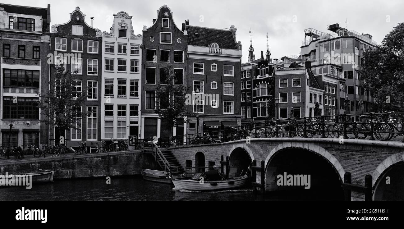 Puente sobre un canal, Ámsterdam, Países Bajos Foto de stock