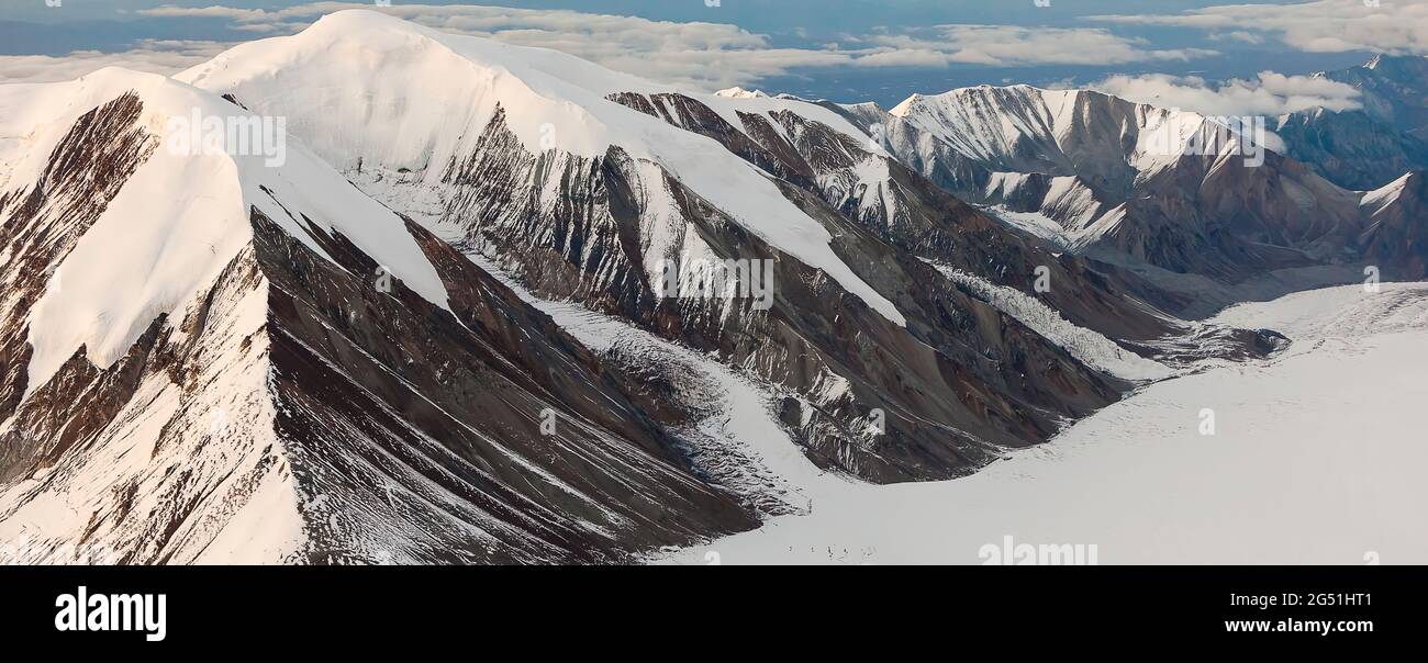 Majestuoso paisaje montañoso cubierto de nieve al atardecer, Denali, Alaska, Estados Unidos Foto de stock