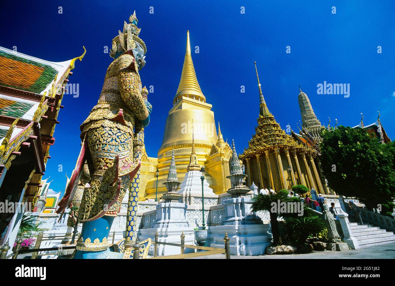 Estupas de oro y estatua en el templo de Wat Phra Kaeo, Gran Palacio, Bangkok, Tailandia Foto de stock