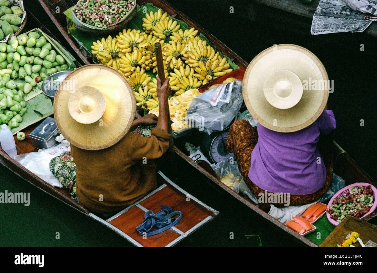 Vista de alto ángulo del mercado flotante, Damnoen Saduak, Tailandia, sudeste asiático Foto de stock