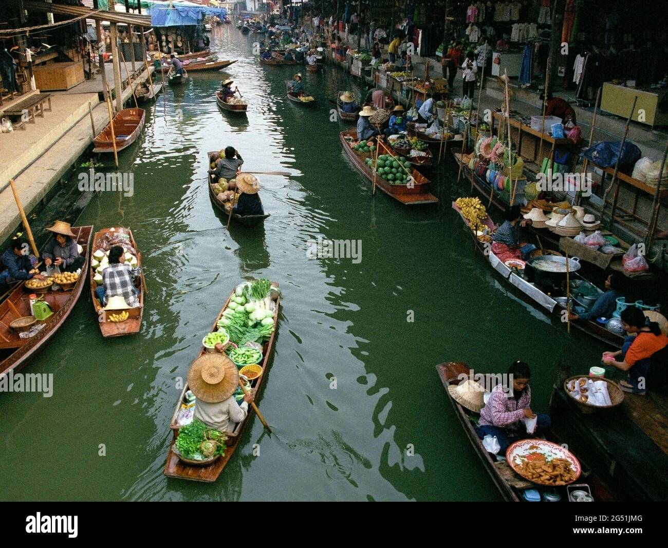 Vista de alto ángulo del mercado flotante, Damnoen Saduak, Tailandia, sudeste asiático Foto de stock