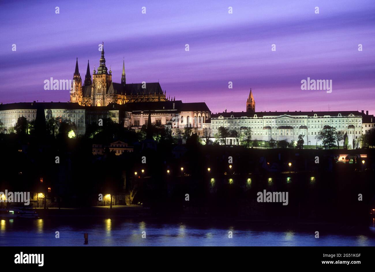 Castillo de Praga de noche, Praga, República Checa Foto de stock