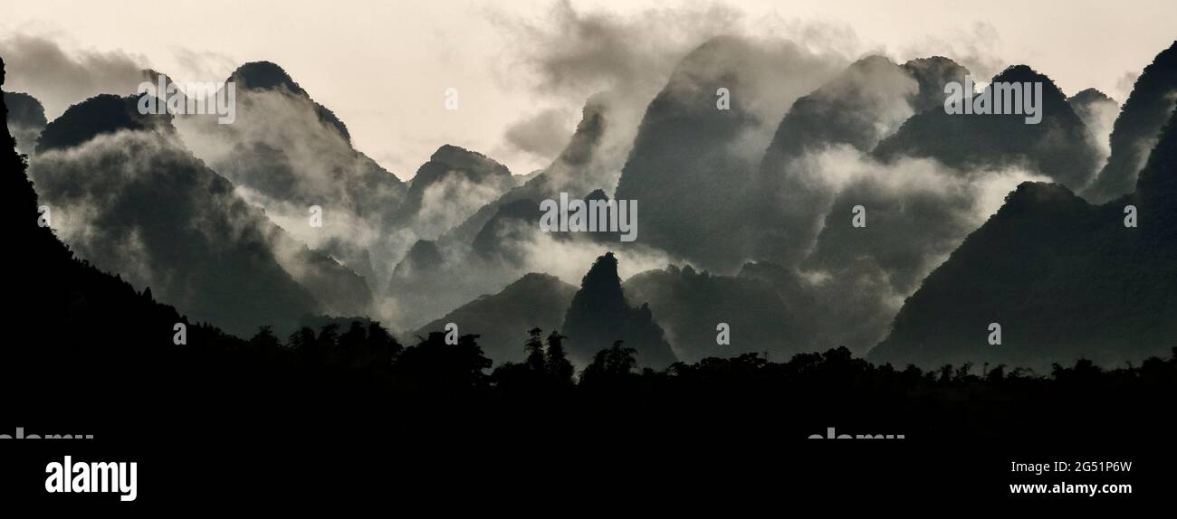 Paisaje con colinas detrás de las nubes, Guilin, Región Autónoma de Guangxi Zhuang, China Foto de stock