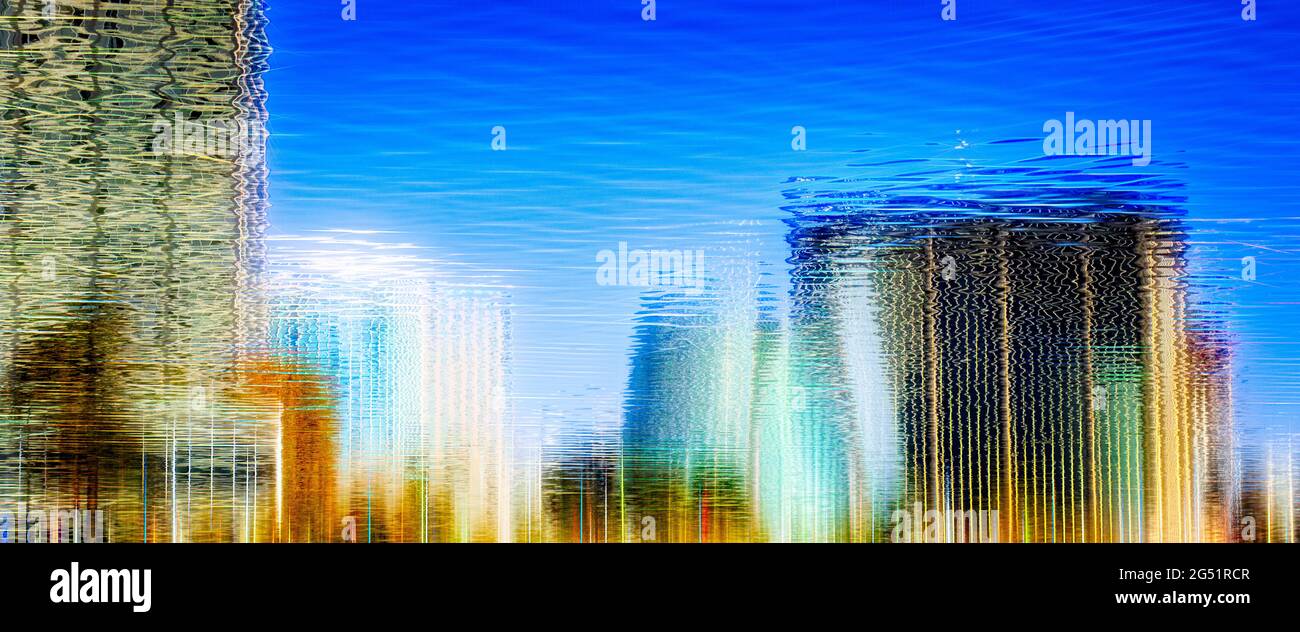 Los rascacielos reflejando en el agua Foto de stock