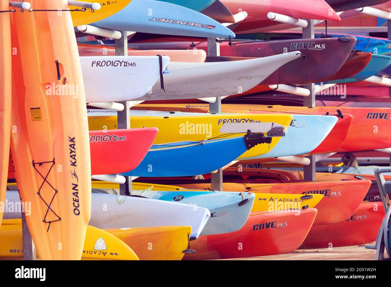 Kayaks para alquilar multicolores Foto de stock