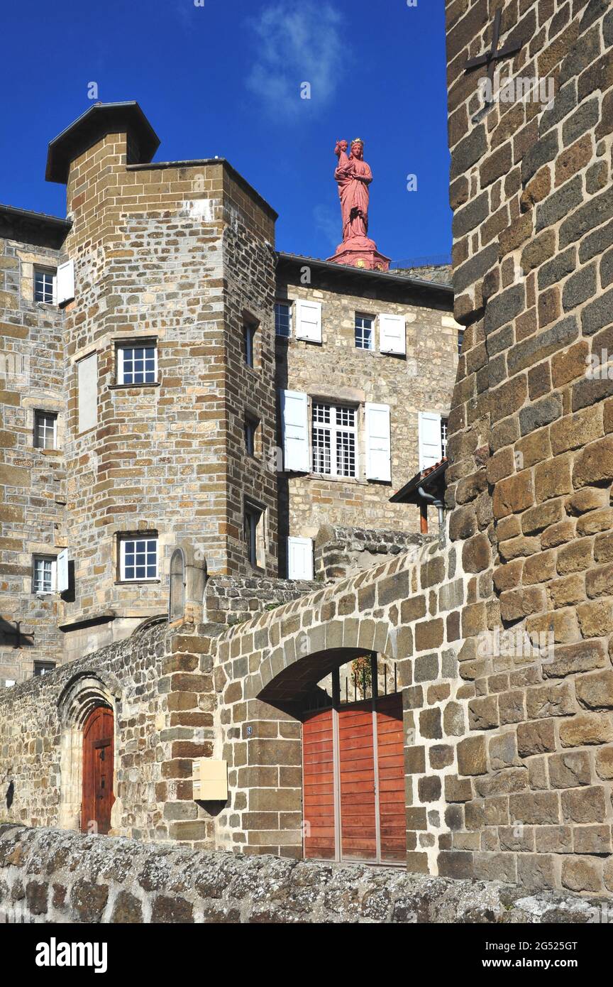 FRANCIA. HAUTE-LOIRE (43). REGIÓN DE AUVERNIA. LE PUY-EN-VELAY. LA ESTATUA DE NUESTRA SEÑORA DE FRANCIA HA SIDO INAUGURADA EL 12 DE SEPTIEMBRE DE 1860 EN LA PARTE SUPERIOR DE Foto de stock