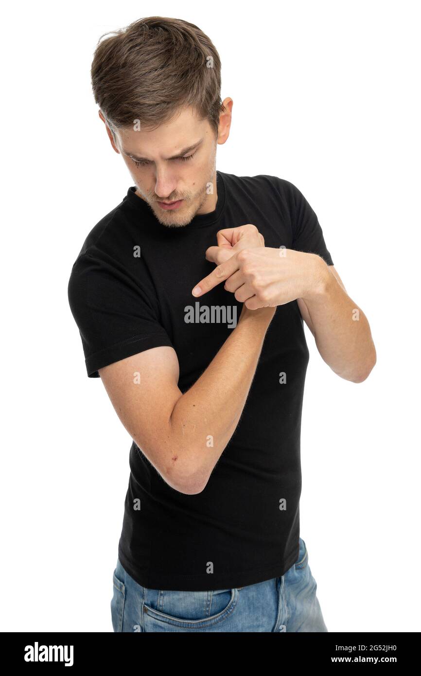 Joven guapo alto delgado hombre blanco con pelo marrón está apuntando a sus  bíceps en camisa negra en azul jeans aislados sobre fondo blanco Fotografía  de stock - Alamy