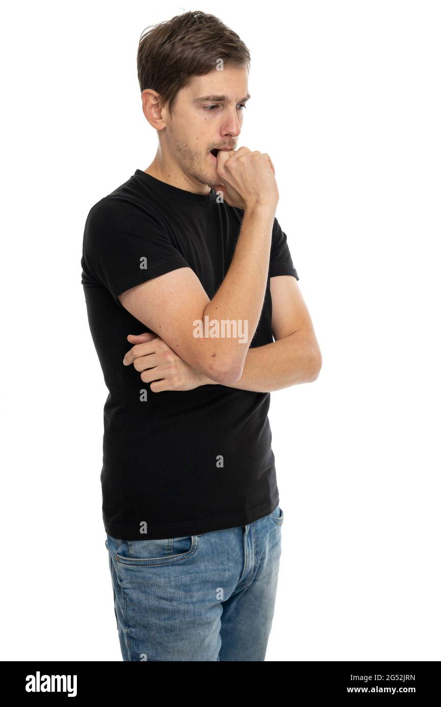 Joven hombre blanco fino alto con pelo marrón en camisa negra en jeans  azules aislados sobre fondo blanco Fotografía de stock - Alamy