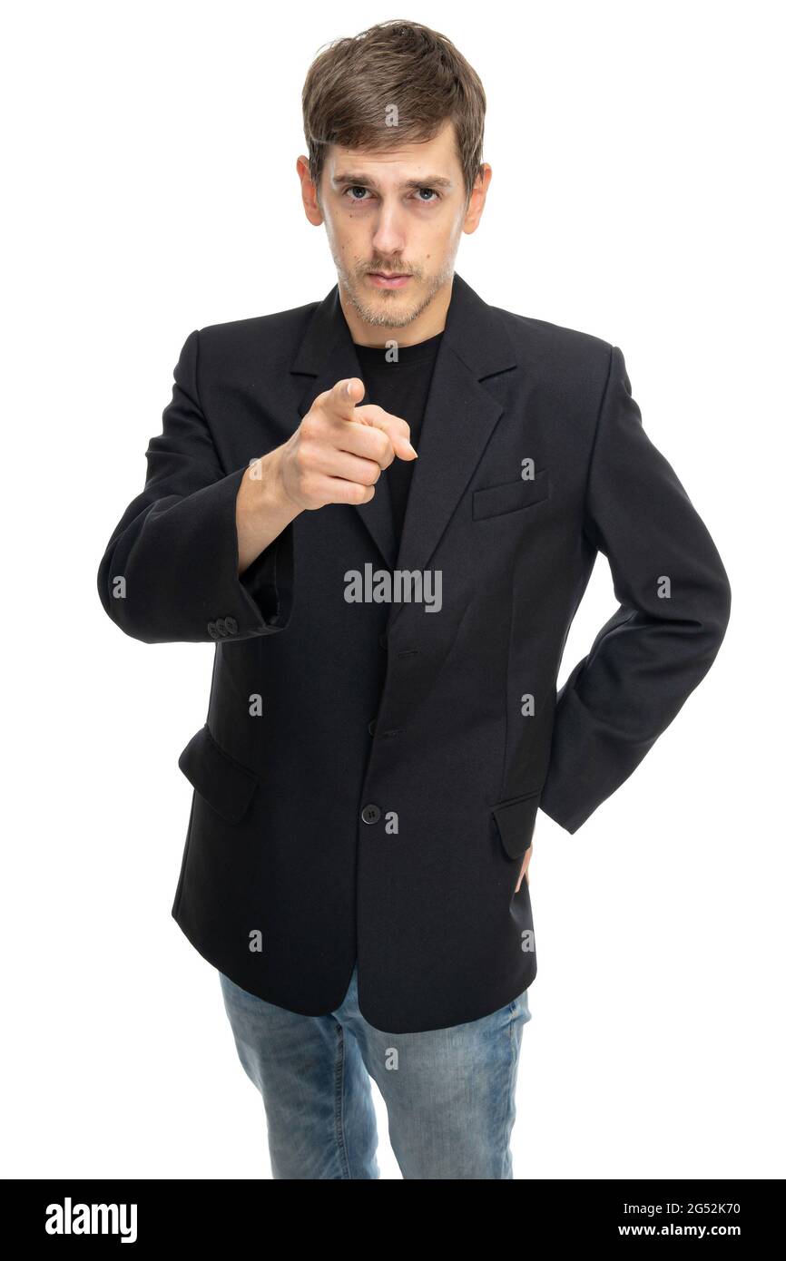 Joven hombre blanco fino alto con pelo marrón apuntando hacia usted en blazer  negro en jeans azules aislados sobre fondo blanco Fotografía de stock -  Alamy