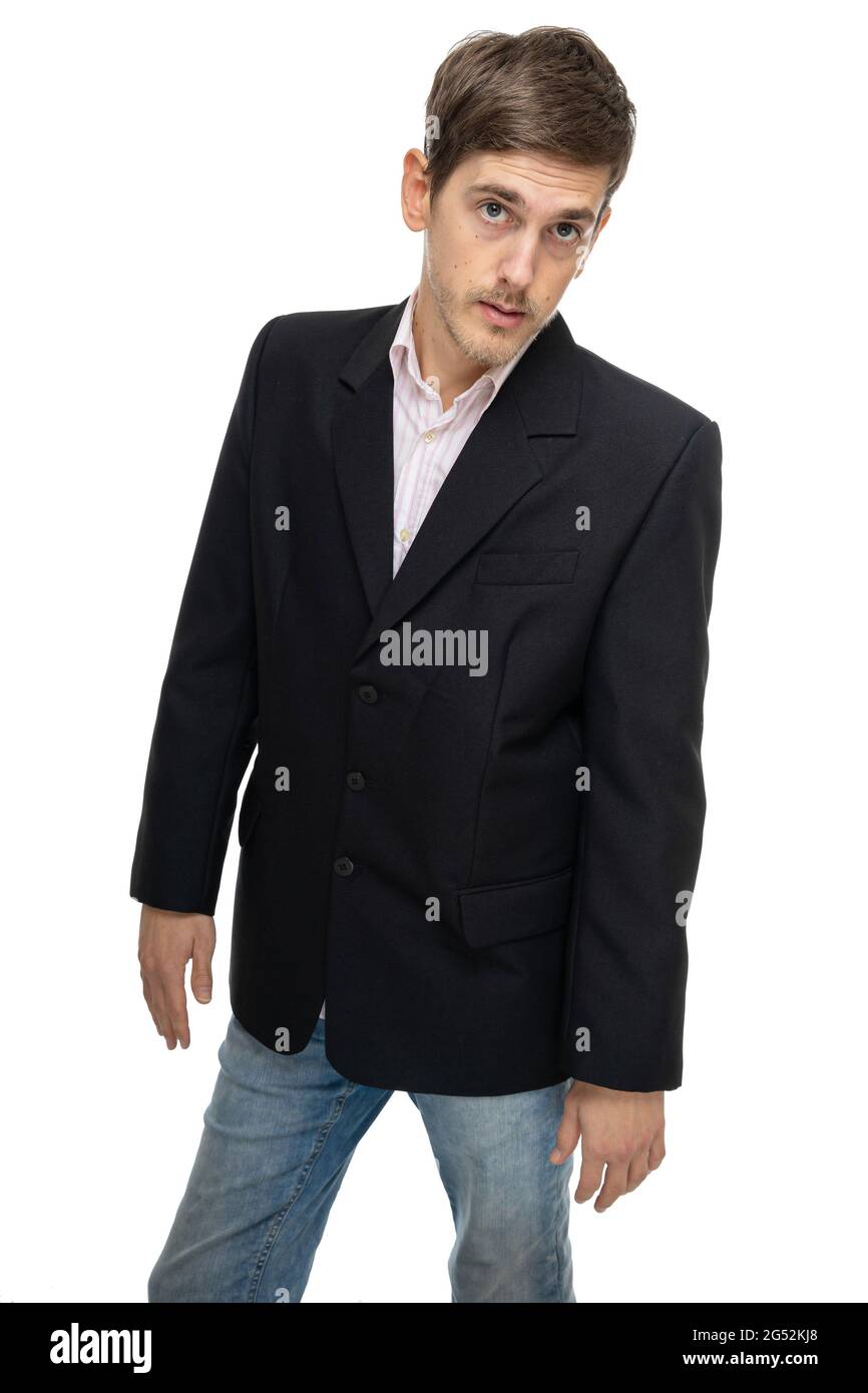 Joven hombre blanco fino alto con pelo marrón en blazer negro en jeans  azules aislados sobre fondo blanco Fotografía de stock - Alamy