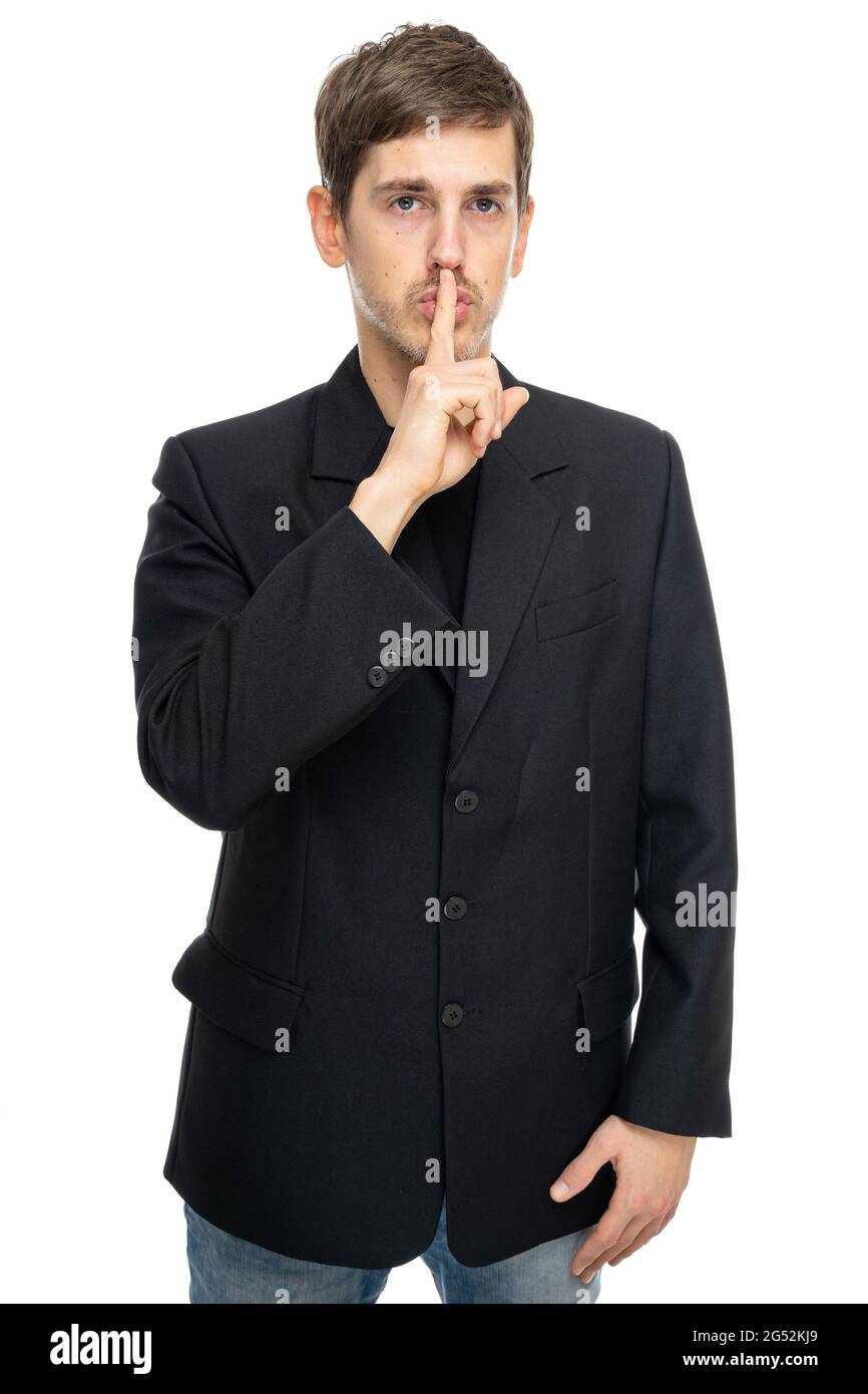 Joven guapo hombre alto delgado blanco con pelo marrón shush en blazer negro  en jeans azules aislados sobre fondo blanco Fotografía de stock - Alamy