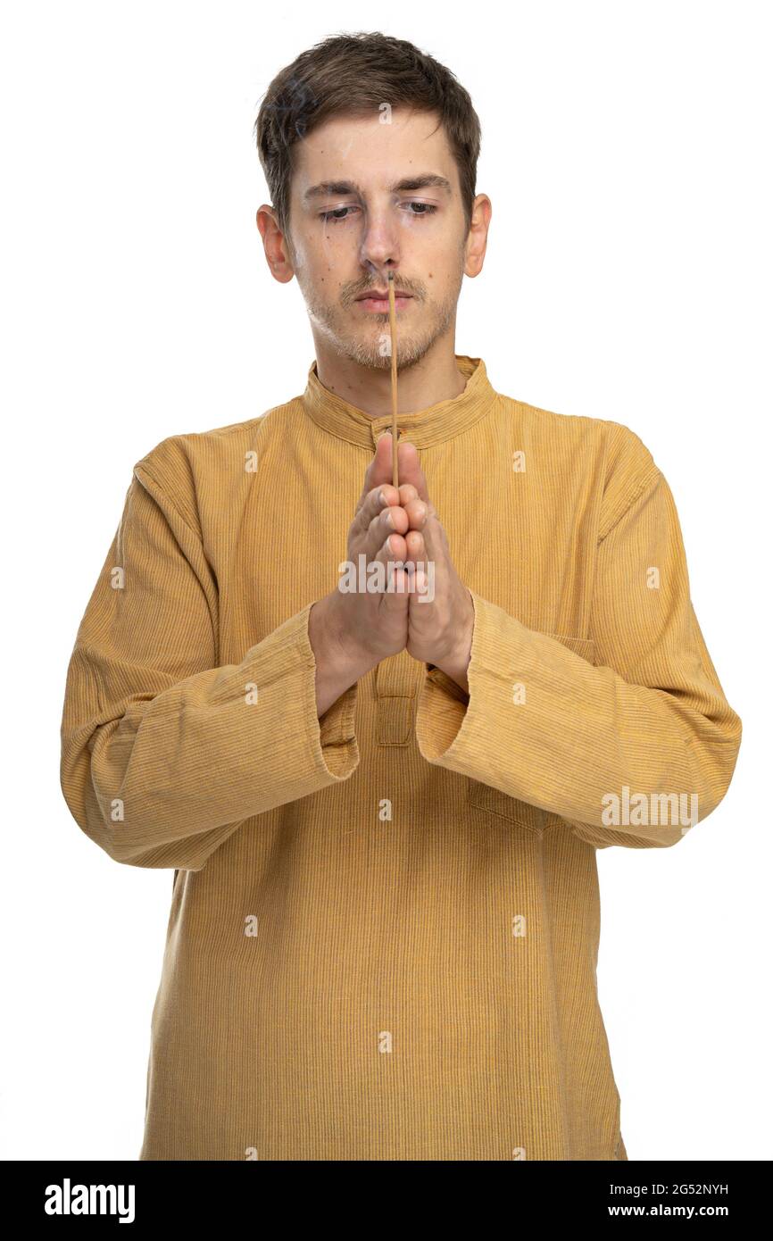 hombre blanco fino alto con pelo con palo de incienso en manos claspadas en una camisa ocre aislada sobre fondo blanco Fotografía de stock - Alamy