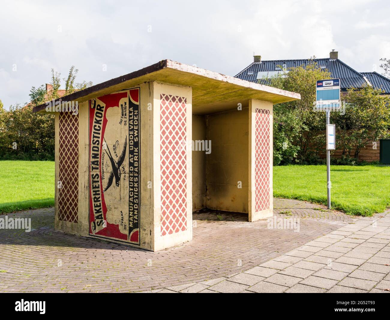 Refugio de parada de autobús Matchbox en Warga, Leeuwarden, Frisia, Holanda Foto de stock