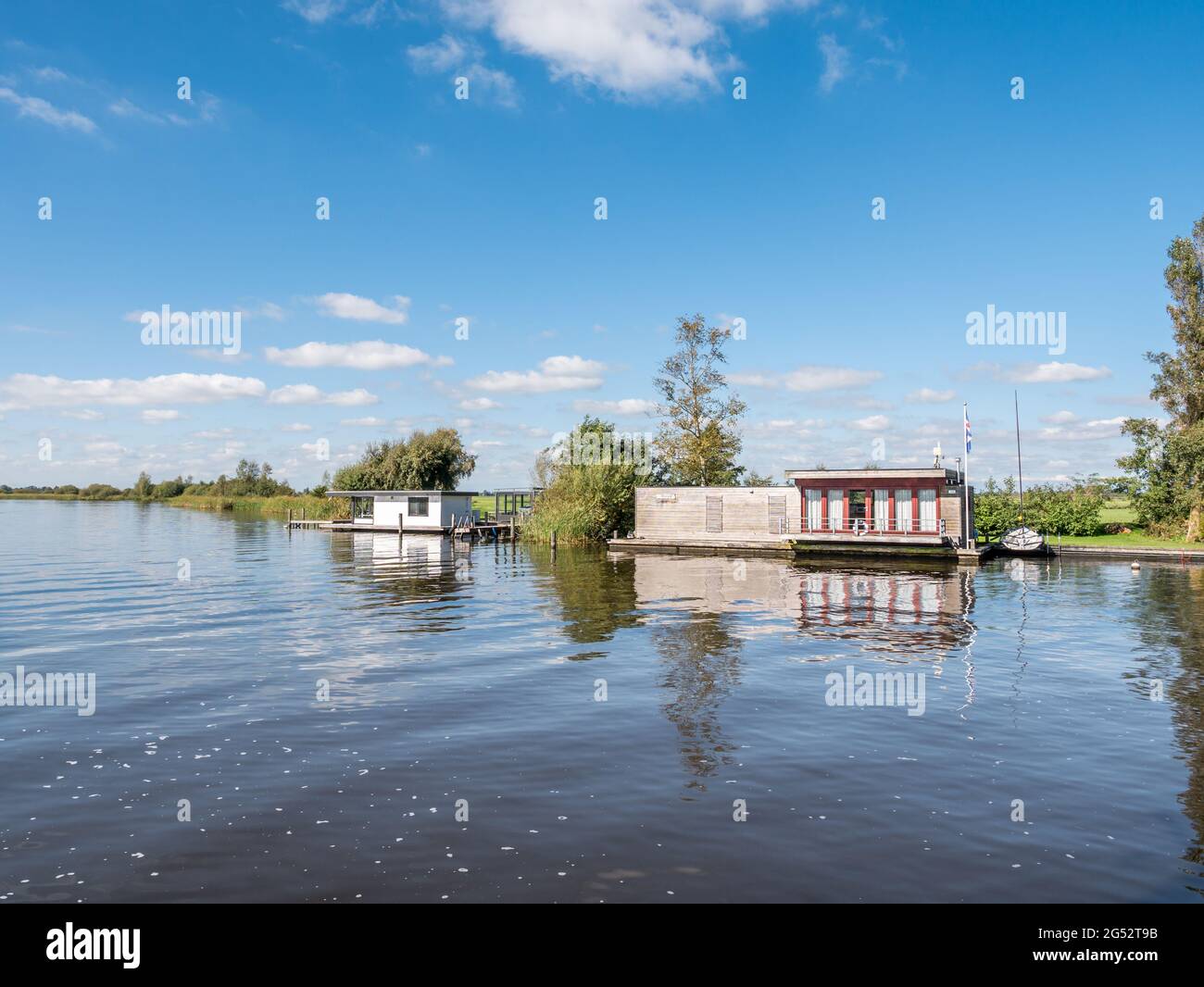 Houseboats en el canal de todo el IE en la reserva natural Alde Feanen, Friesland, Países Bajos Foto de stock