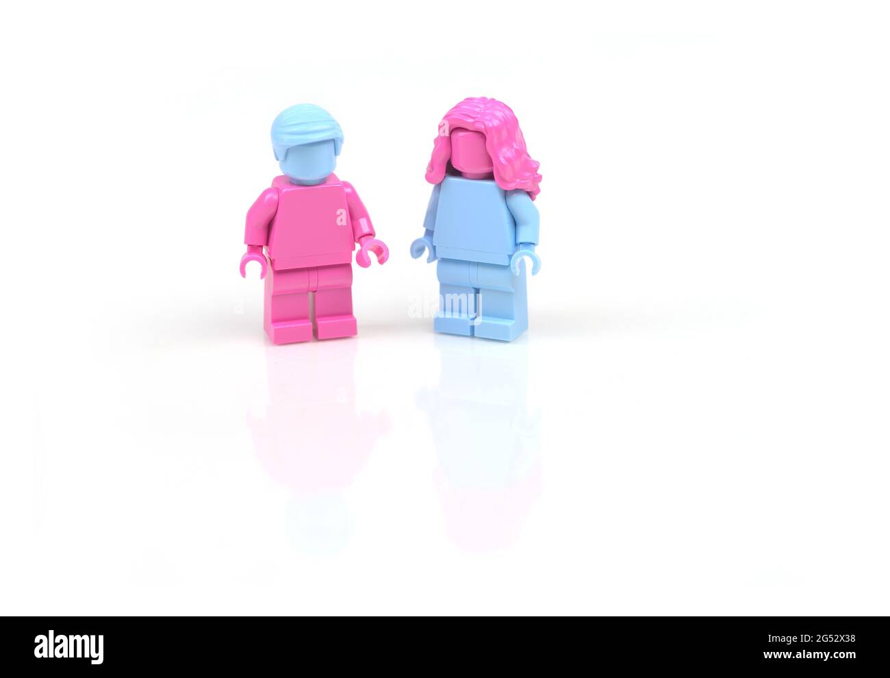 Minifigures LEGO - concepto de fluidos transgénero / género. Foto de stock