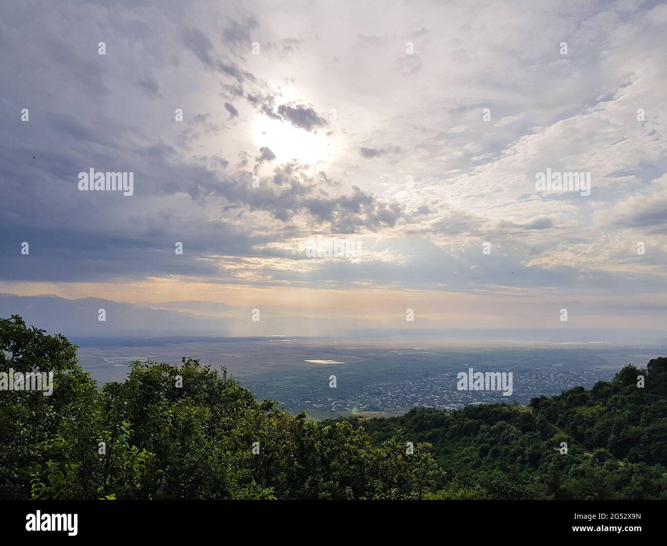 Los rayos del sol sobre el valle divino después de la lluvia Foto de stock