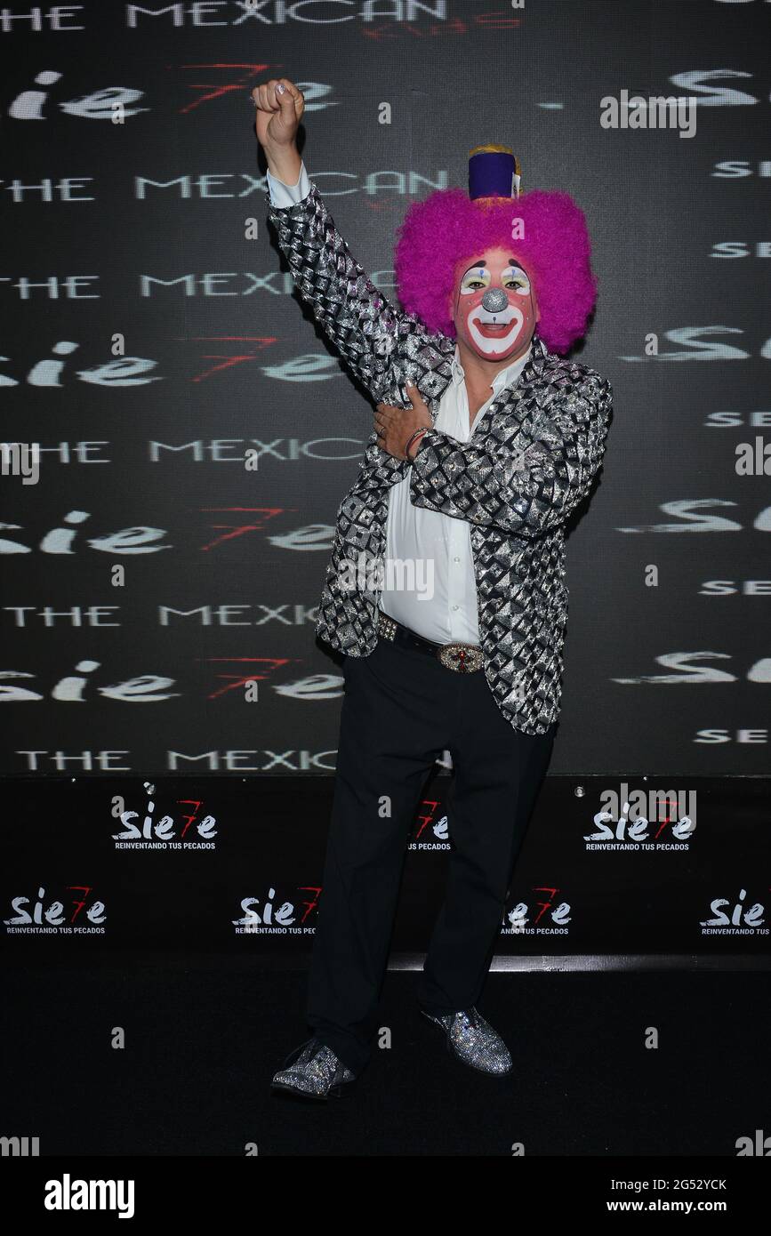 CIUDAD DE MÉXICO, MÉXICO - 24 DE JUNIO: Sergio Verduzco 'Platanito' Pose  para hacer fotos durante la alfombra negra del musical Siete en Pepsi  Center el 24 de junio de 2021 en