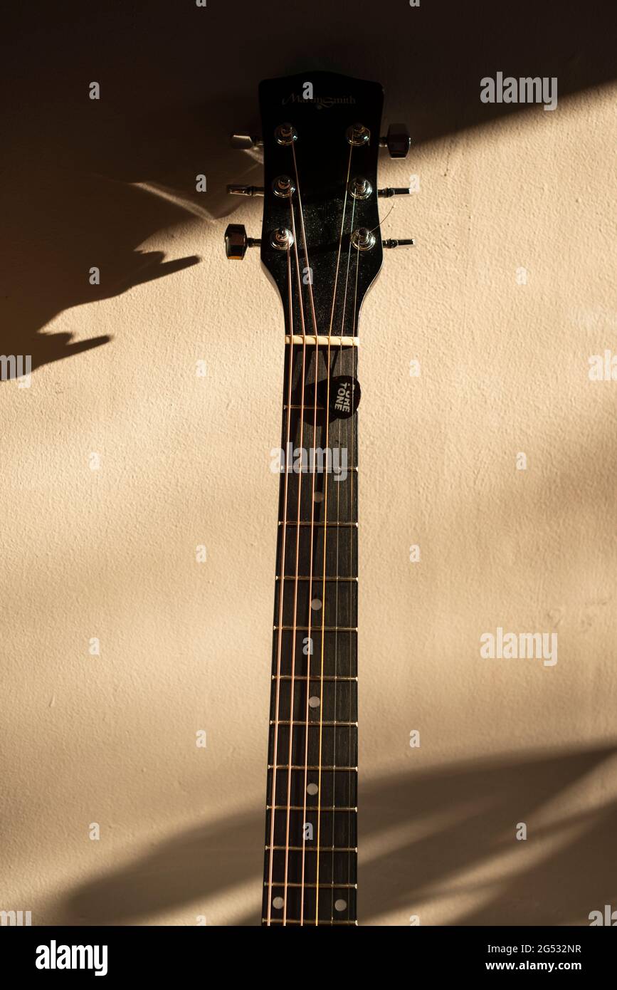 Huellas acústicas de guitarra, trastes y clavijas de afinación Foto de stock
