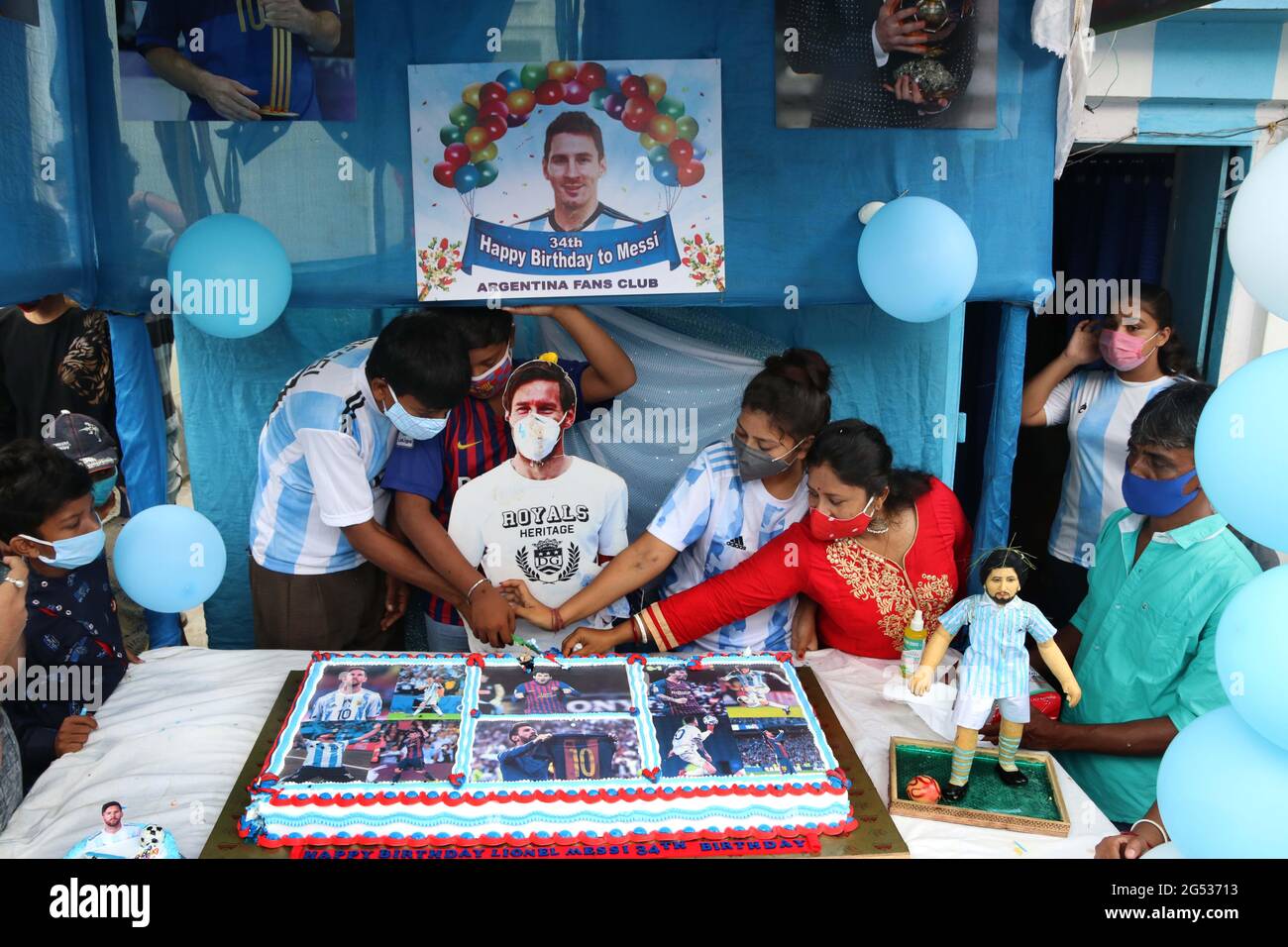 Kolkata, India. 24th de junio de 2021. Los fans indios de Argentina y Lionel Messi celebran su cumpleaños de 34th en un apartamento de tres pisos pintado en azul y blanco por el vendedor indio de té Shib Shankar Patra en Kolkata, India, el 24 de junio de 2021. (Foto de Dipa Chakraborty/Pacific Press/Sipa USA) Crédito: SIPA USA/Alamy Live News Foto de stock