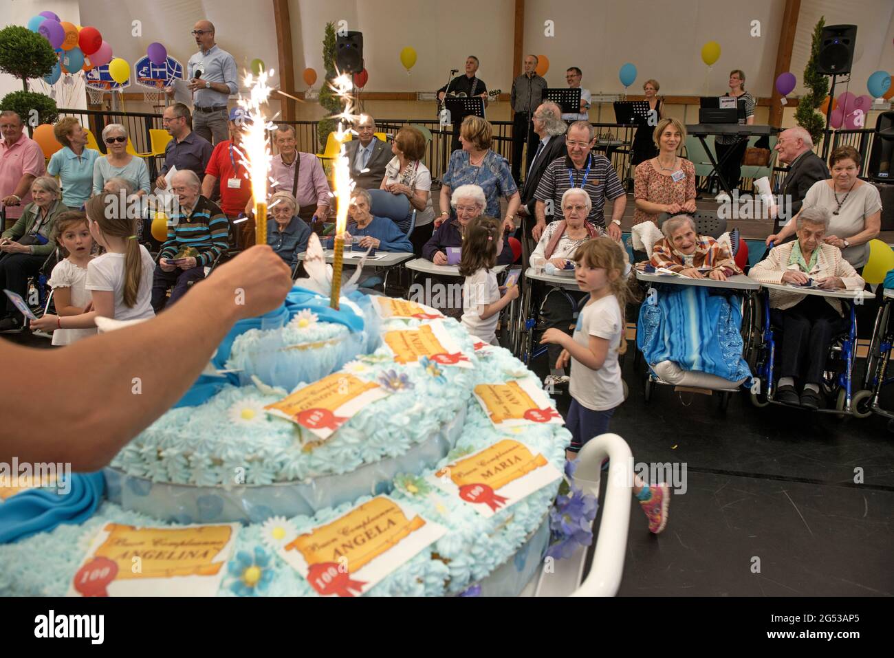 Celebraciones de cumpleaños para personas mayores de 100 años, en Civitas Vitae, una residencia para ancianos, en Padua, Italia Foto de stock