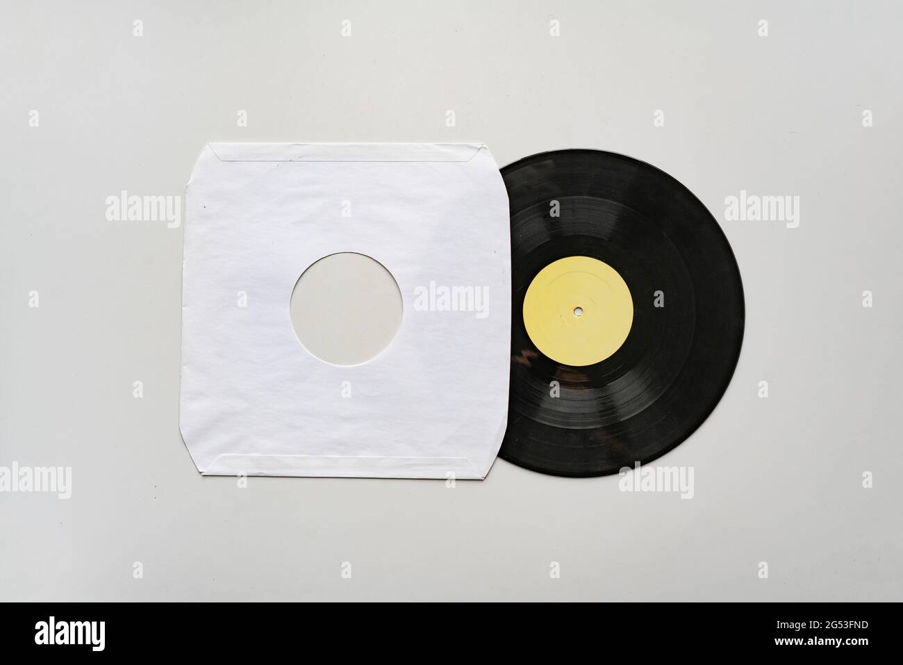 la plantilla de mockup con el nuevo disco de vinilo en la superficie de  color, álbum de música diseño de portada Fotografía de stock - Alamy