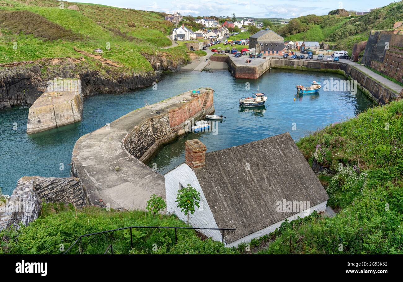 El puerto protegido de Porthgain, en la costa de Pembrokeshire, en el Reino Unido, fue una vez un puerto ocupado de la industria de la pizarra Foto de stock