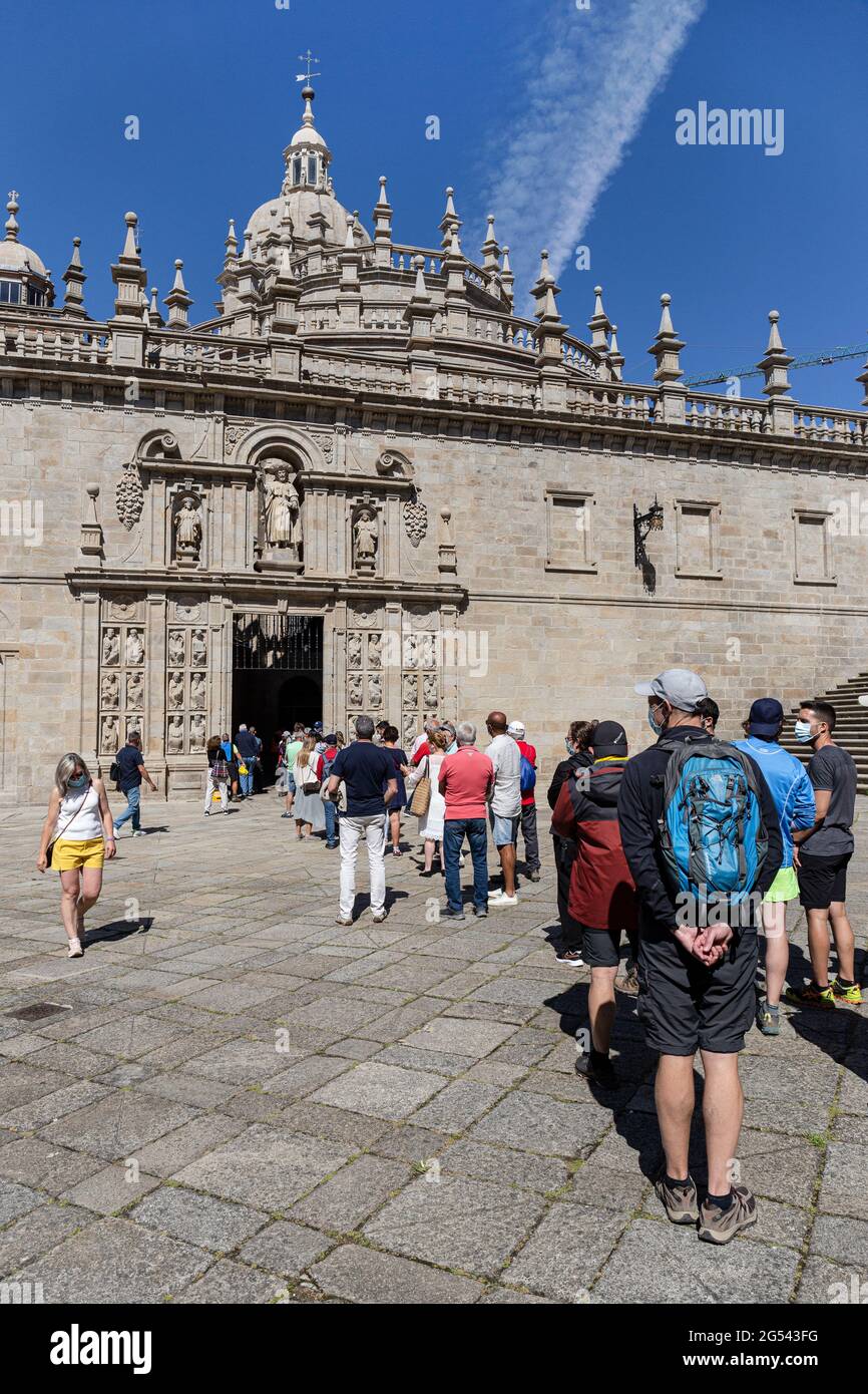 Santiago de Compostela, España; 25 de junio de 2021: Turistas y peregrinos esperando en cola para entrar en la Puerta Santa de la Catedral de Santiago de Compostela Foto de stock
