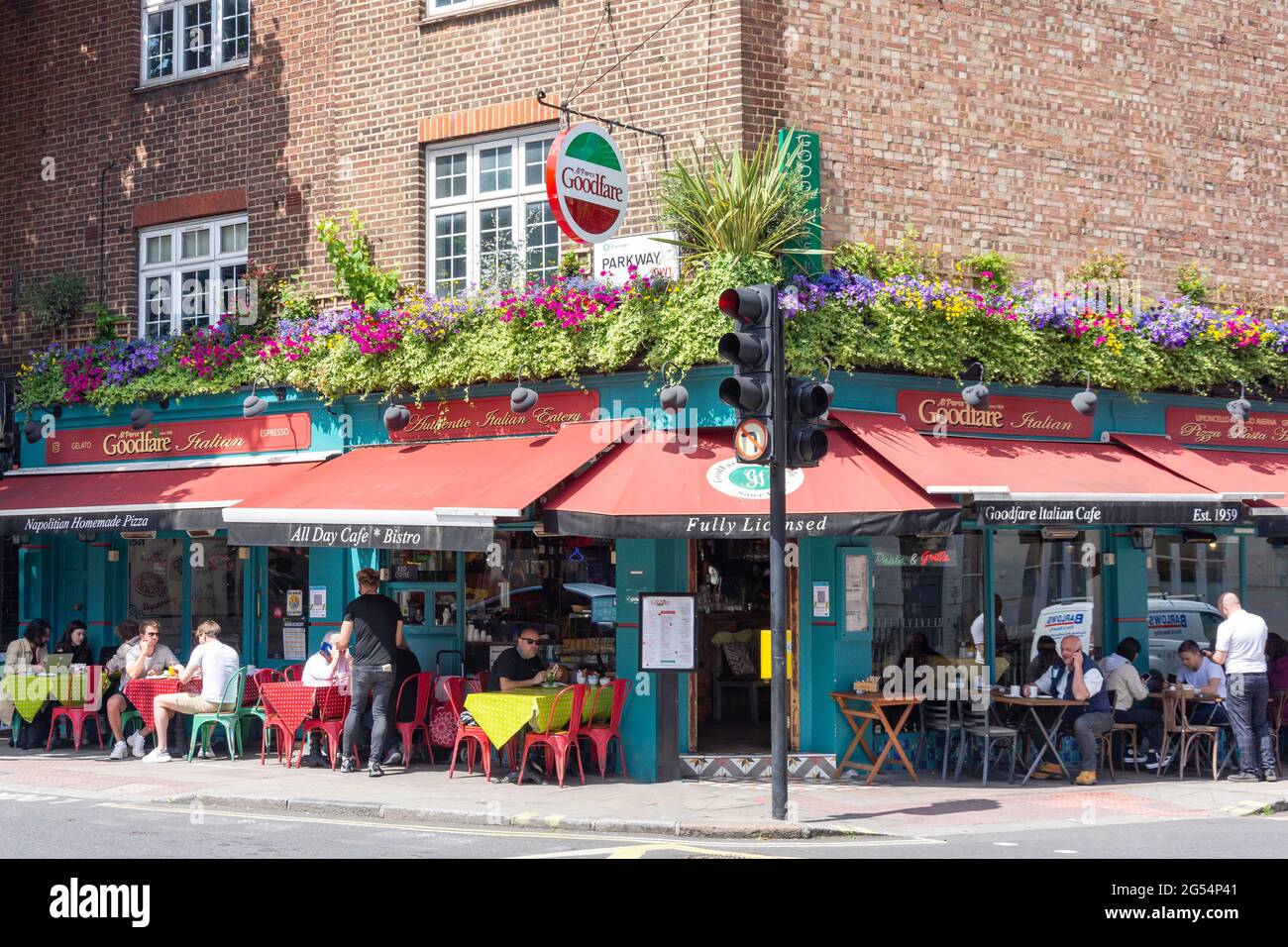 Restaurante italiano Goodfare, The Parkway, Camden Town, London Borough of Camden, Greater London, England, Reino Unido Foto de stock