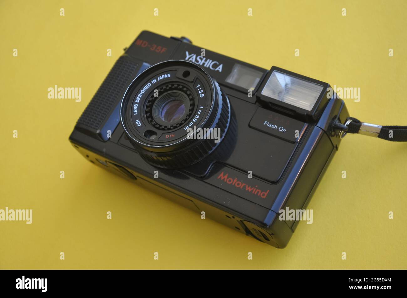 Old yashica camera fotografías e imágenes de alta resolución - Alamy
