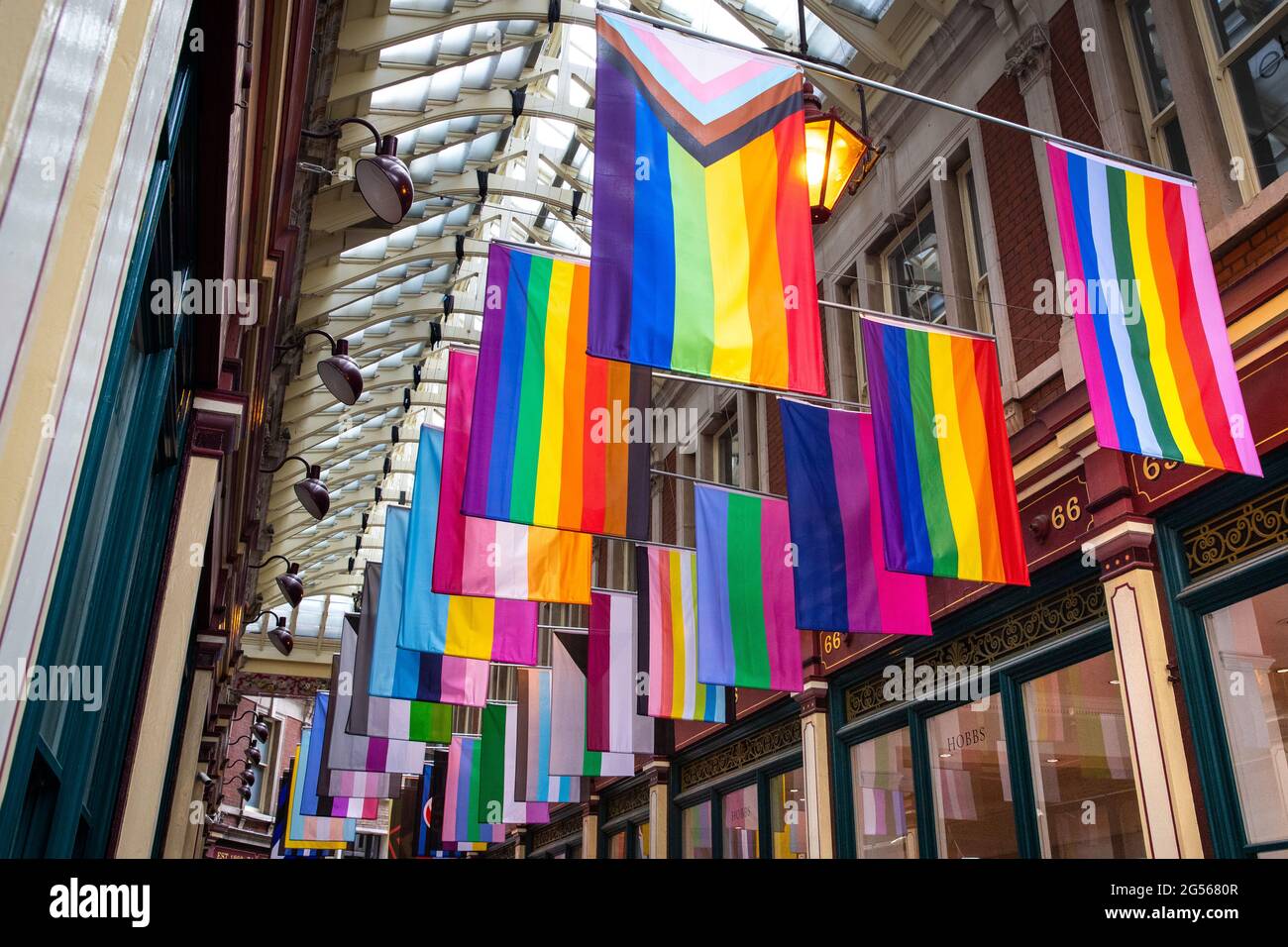Detalle de Símbolos, una instalación de arte de Guillaume Vandome en Leadenhall Market, que consta de 30 diferentes banderas queer/LGBT+ Foto de stock