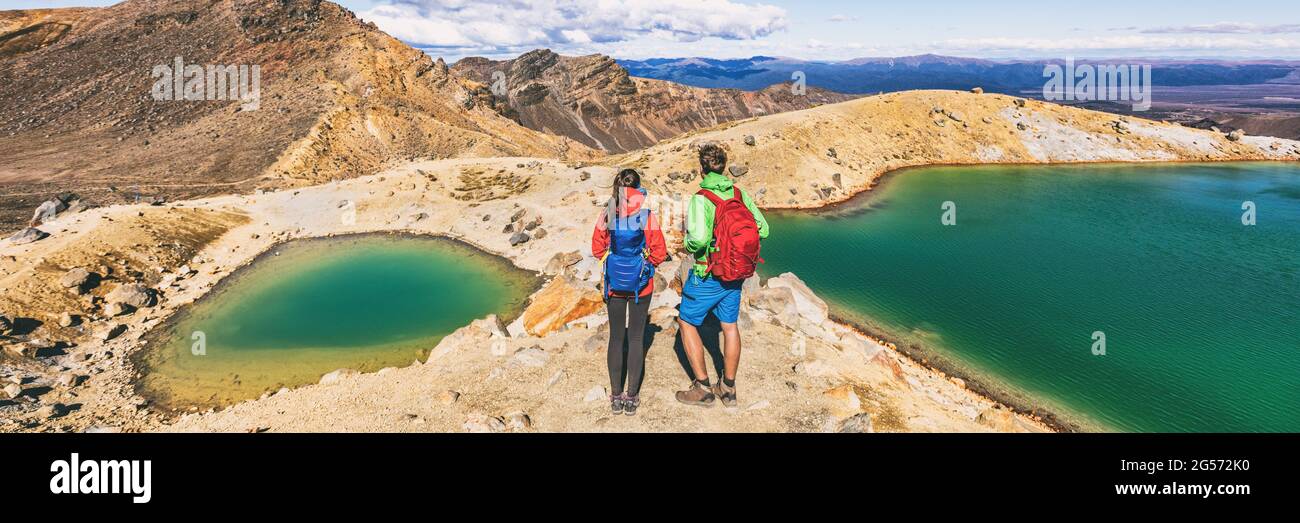 Paisaje montañoso volcánico de Nueva Zelanda en el Parque Nacional del Cruce Alpino de Tongariro. Jóvenes excursionistas pareja de viajes en Nueva Zelanda aventura de viaje Foto de stock