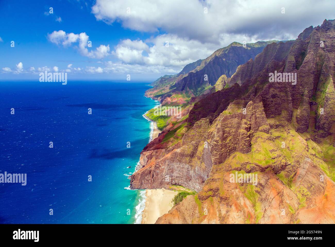 Vista aérea de la escarpada costa Napali de Kauai, donde la remota costa tropical de Kauai se encuentra con el Océano Pacífico; Kauai, Hawái Foto de stock