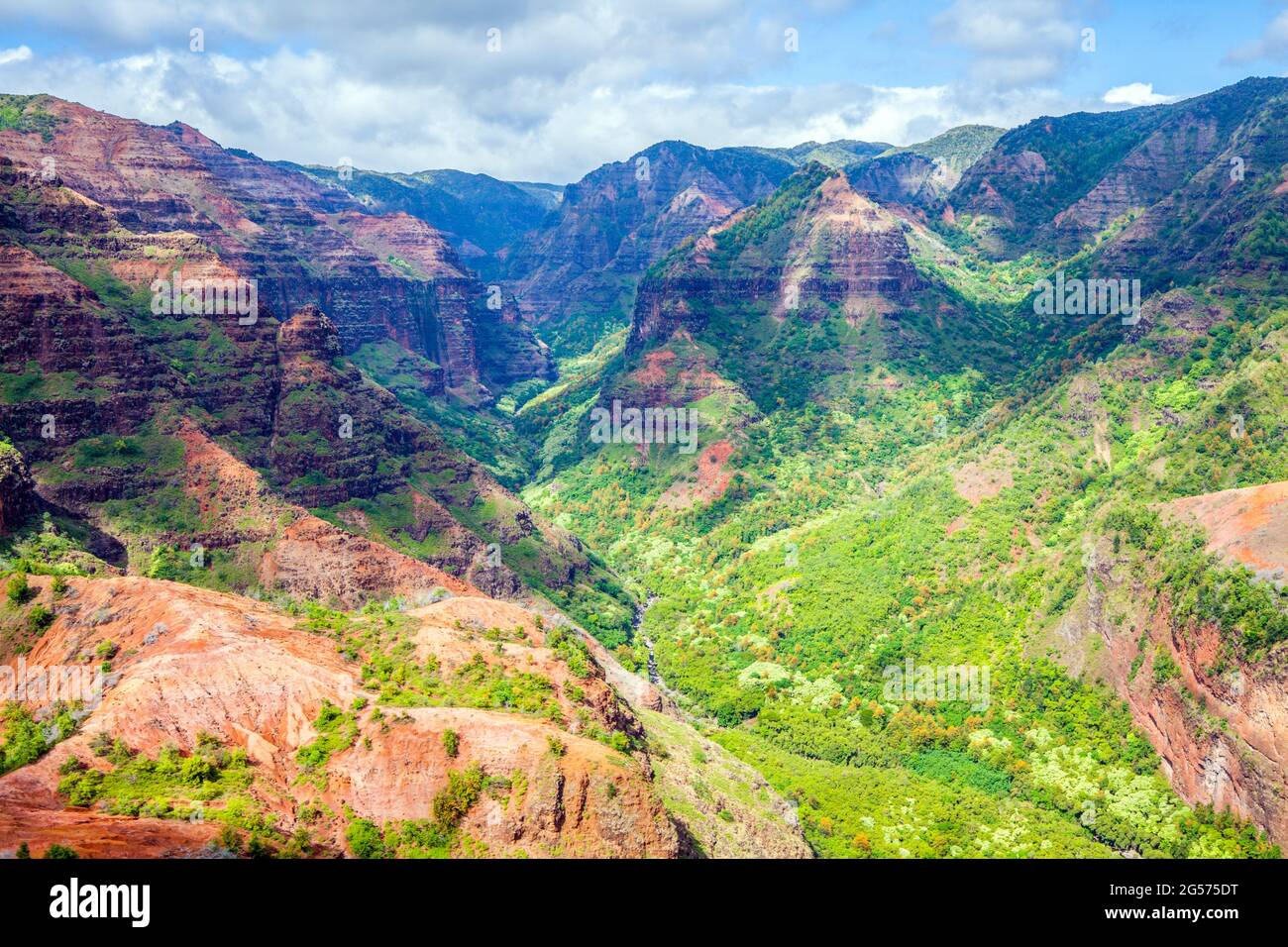 Vista aérea del Cañón Waimea en la isla de Kauai, Hawaii, conocido como el 'Gran Cañón del Pacífico' cerca de la costa Napali de Kauai Foto de stock