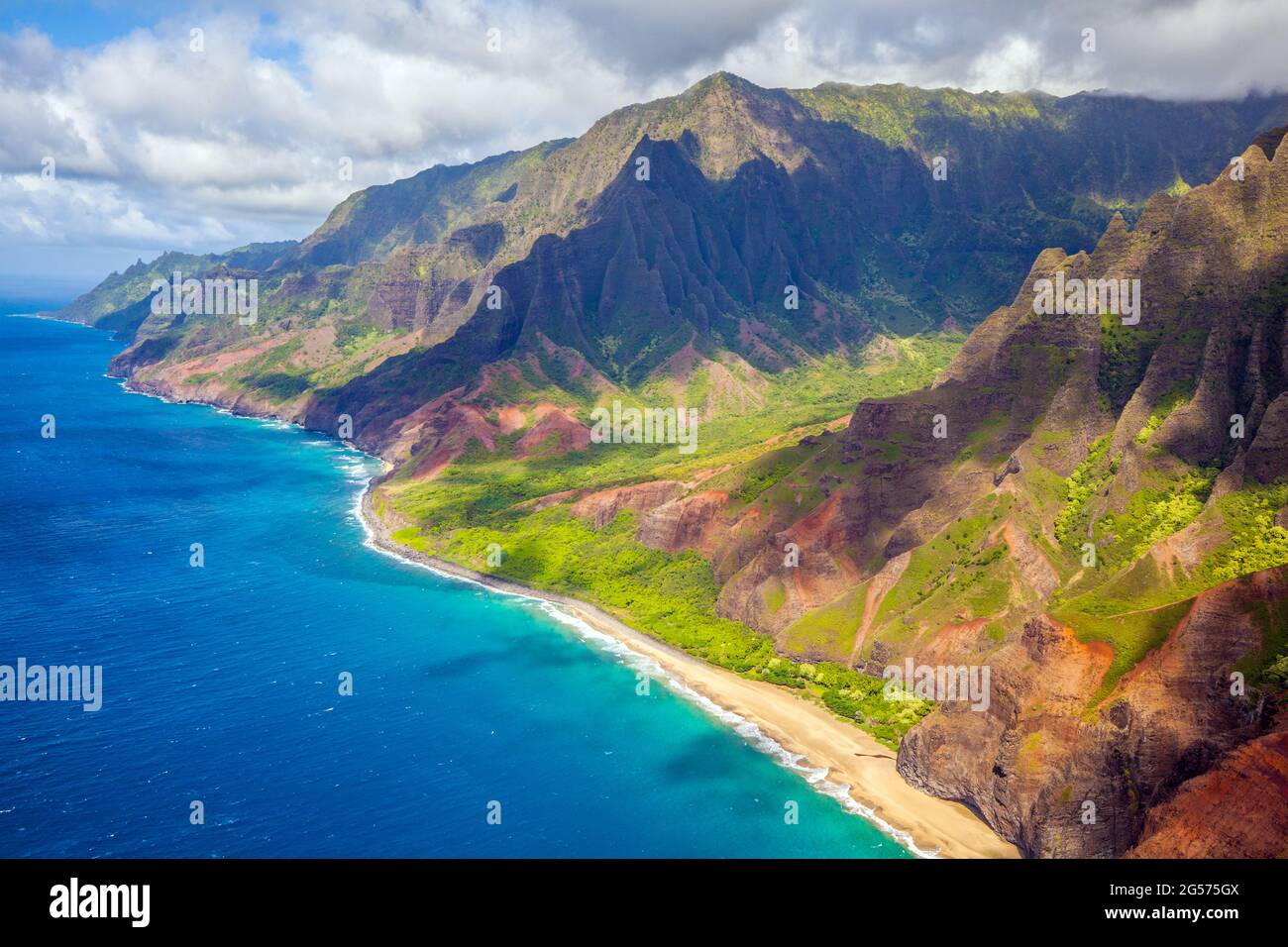 Vista aérea de la escarpada costa Napali de Kauai, donde la remota costa tropical de Kauai se encuentra con el Océano Pacífico; Kauai, Hawái Foto de stock