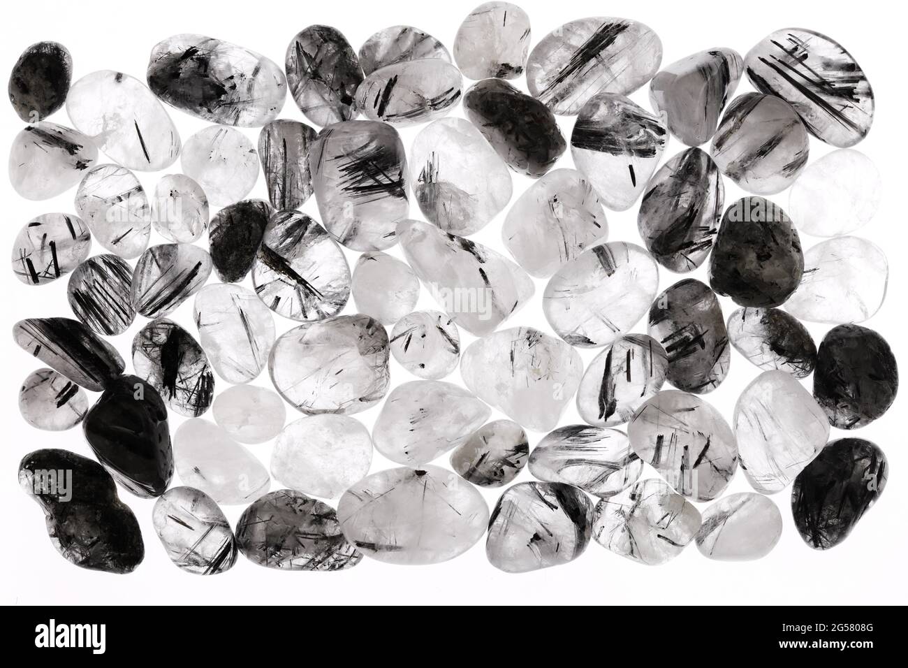 Textura de piedras de piedra de cuarzo turmalinado sobre fondo de luz  blanca Fotografía de stock - Alamy