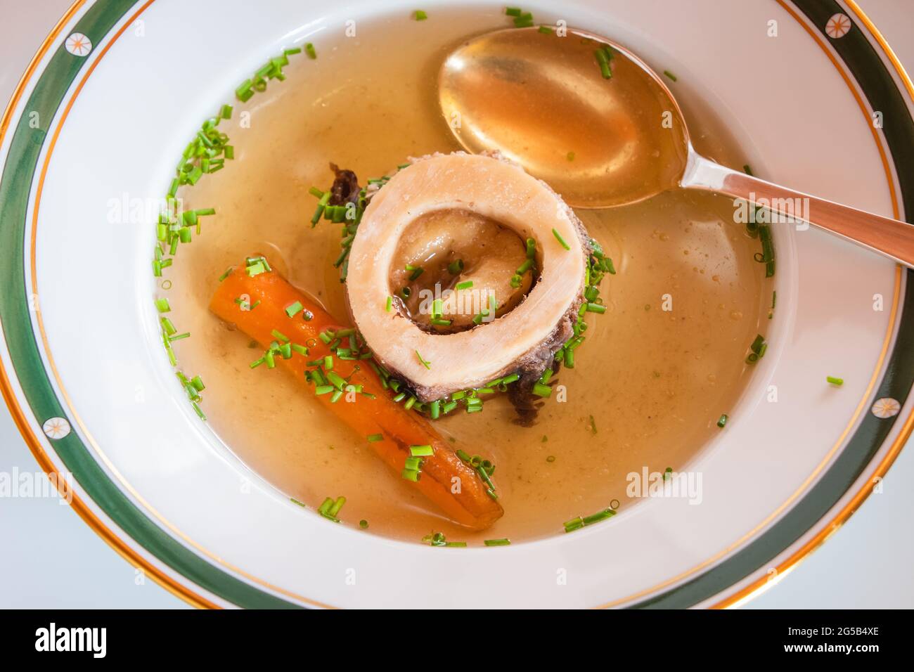 Sopa de buey Bouillon con médula ósea, zanahoria y chives, un estilo  austriaco Fotografía de stock - Alamy