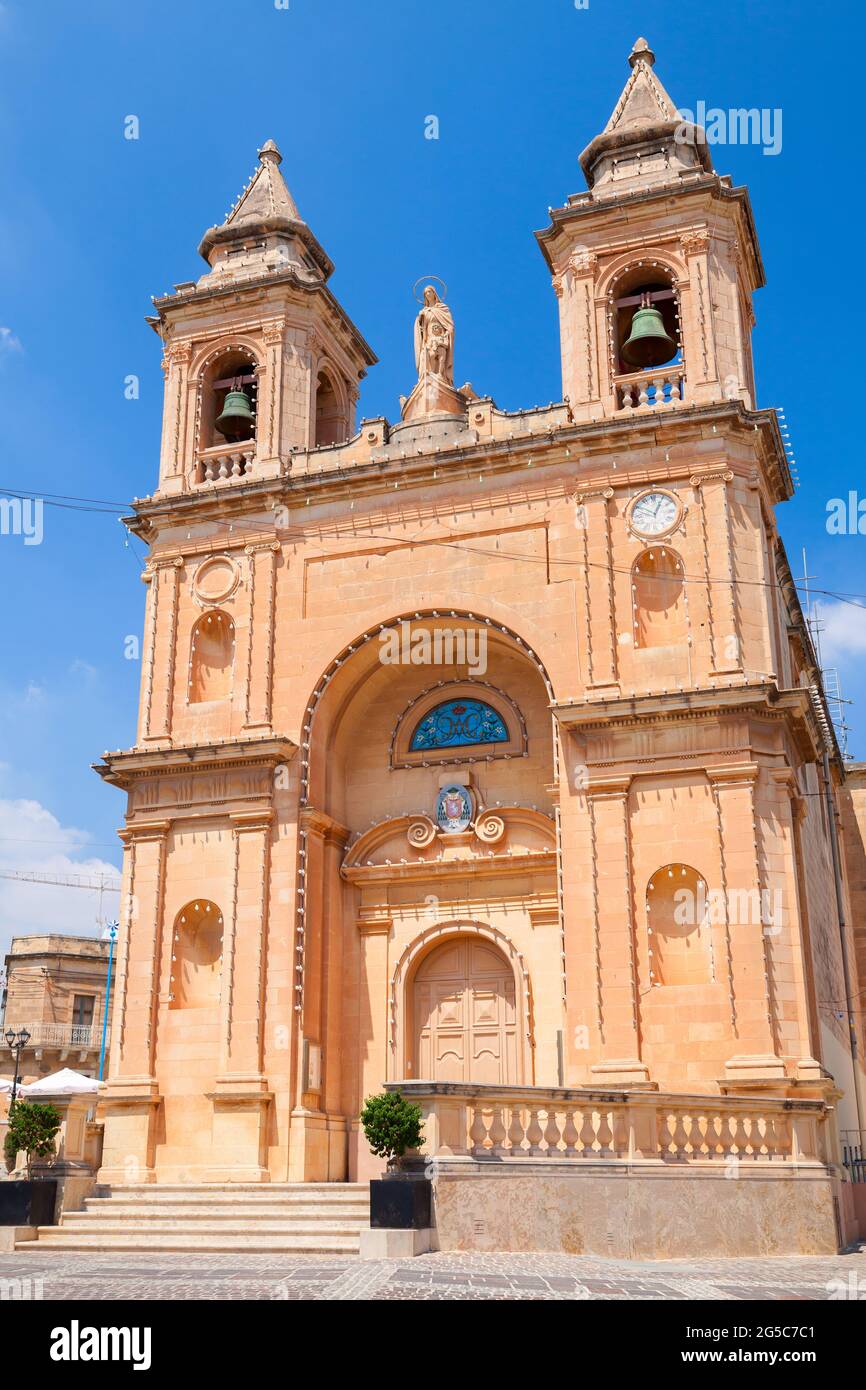 La Iglesia de Nuestra Señora de Pompeya exterior. Es una iglesia parroquial católica romana situada en el pueblo pesquero de Marsaxlokk en Malta Foto de stock